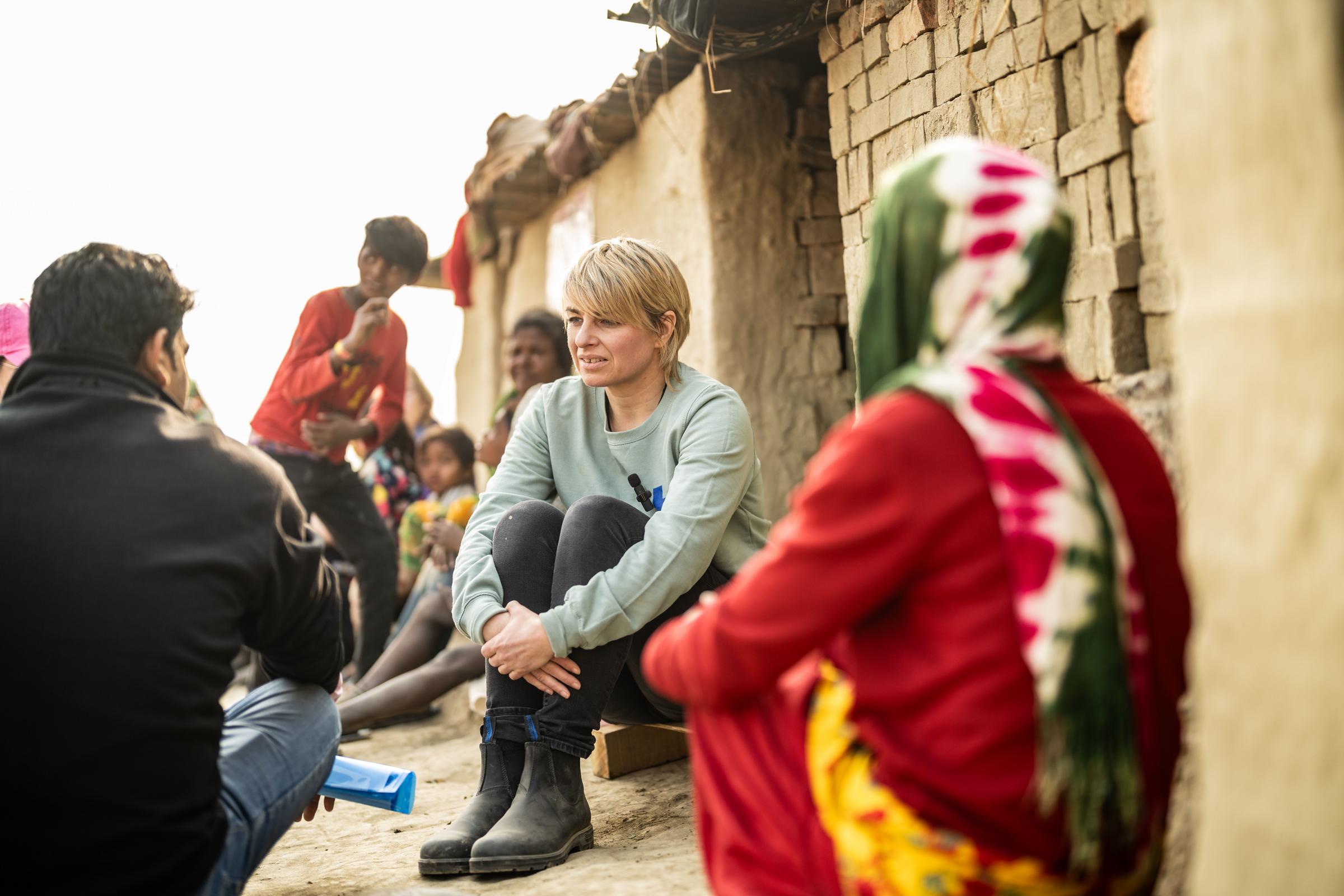 Sabine Heinrich beim Besuch einer Ziegelei in Nepal (Quelle: Jakob Studnar)
