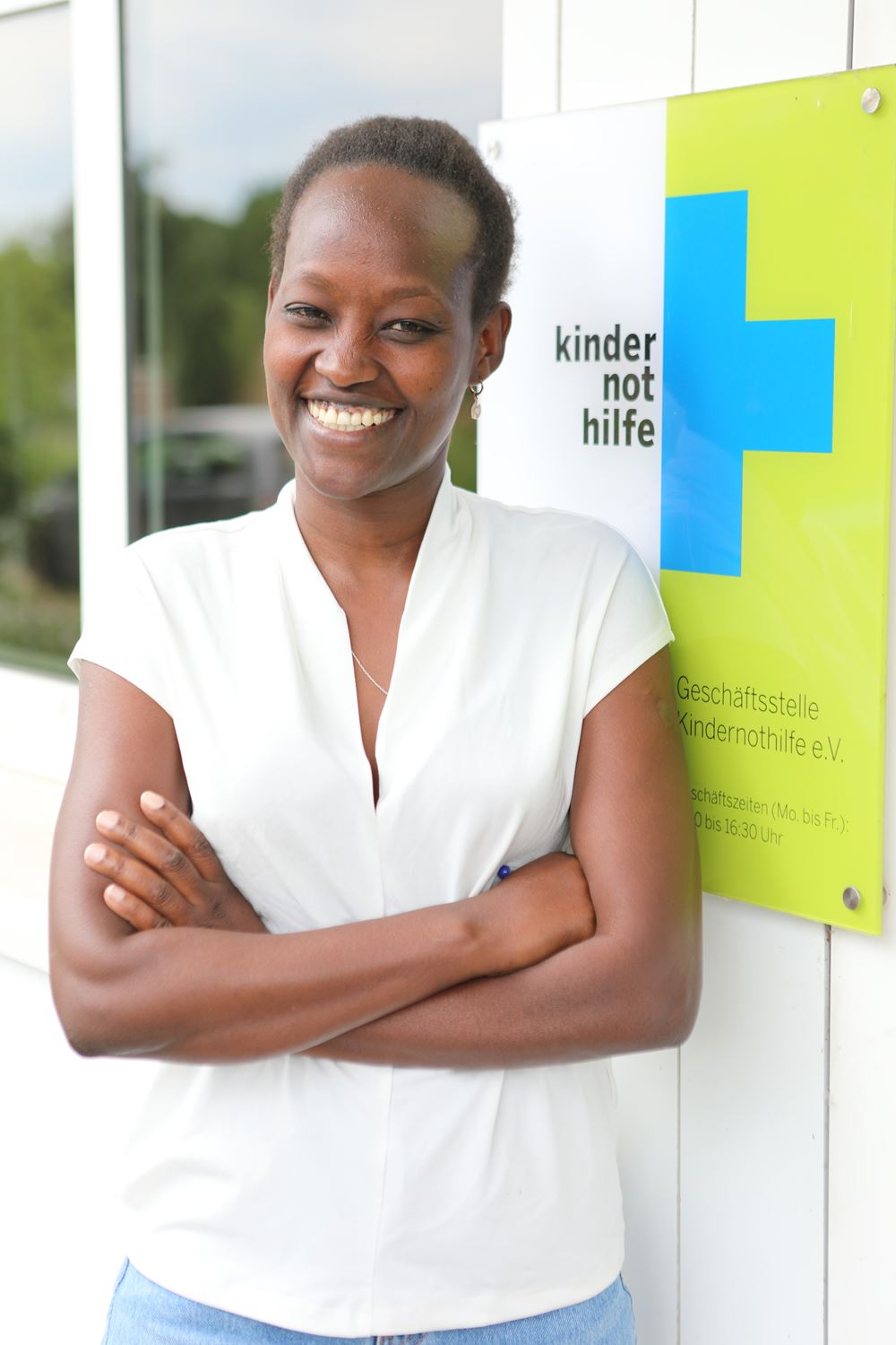 Eden Ollo vor dem Eingang der Kindernothilfe-Geschäftsstelle (Quelle: Ludwig Grunewald/Kindernothilfe) Eden Ollo vor dem Eingang der Kindernothilfe-Geschäftsstelle (Quelle: Ludwig Grunewald/Kindernothilfe)