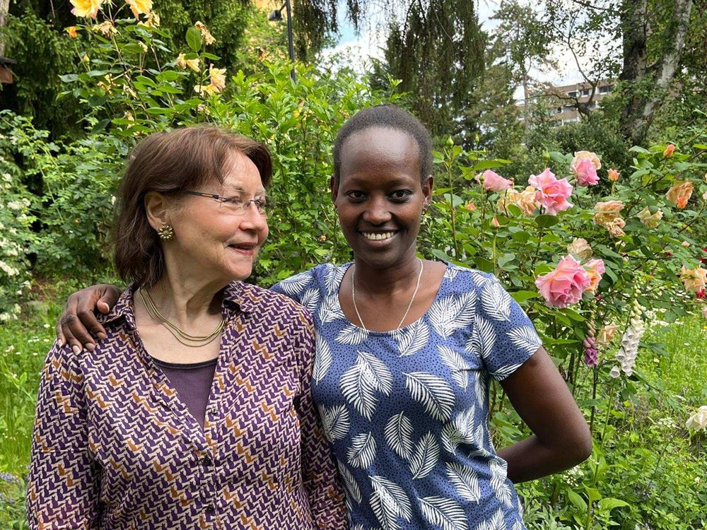 Eden Ollo steht Arm in Arm mit ihrer Patin im Garten (Quelle: privat) Eden Ollo steht Arm in Arm mit ihrer Patin im Garten (Quelle: privat)