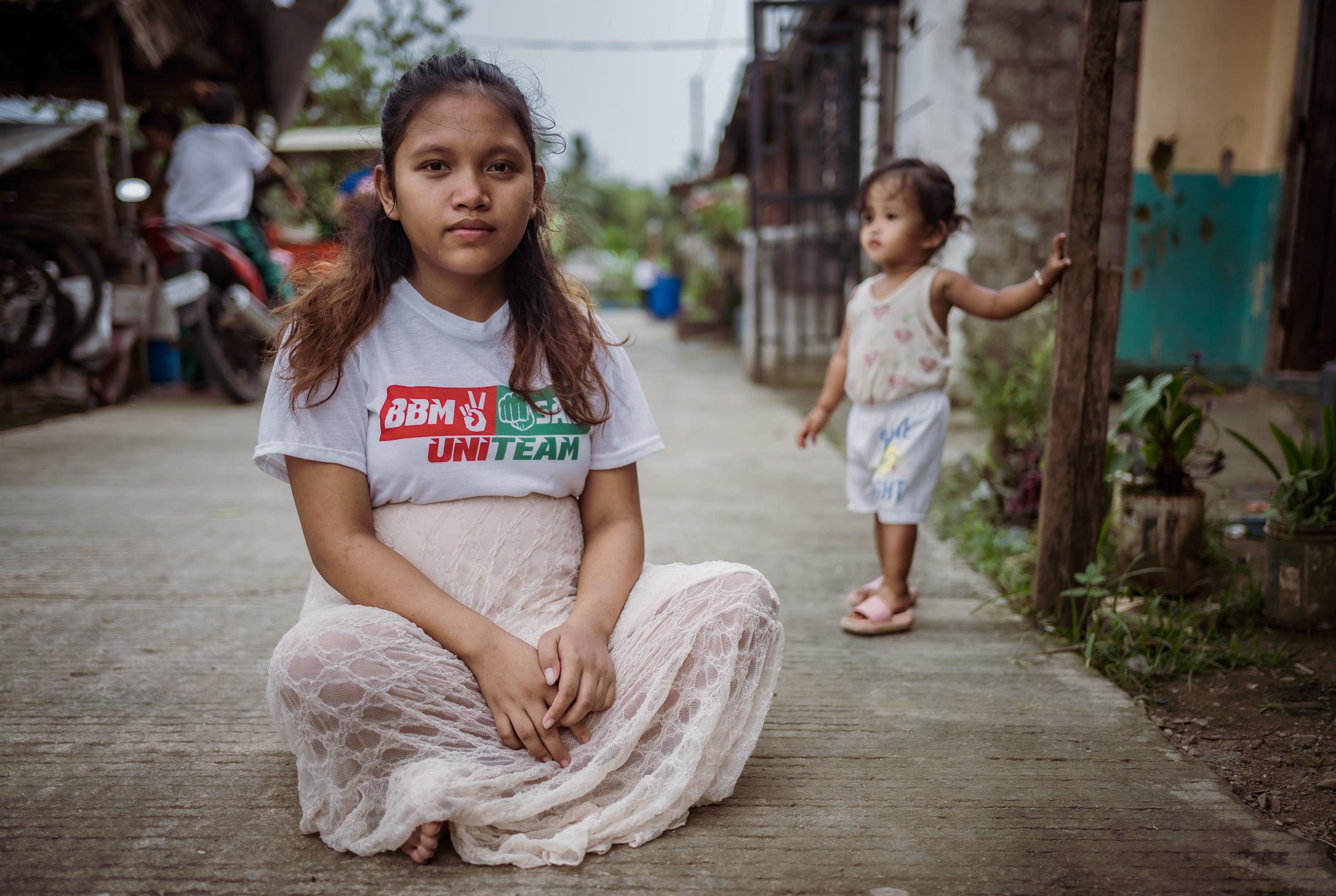 Ein schwangeres Mädchen sitzt auf dem Boden (Quelle: Jakob Studnar) Ein schwangeres Mädchen sitzt auf dem Boden (Quelle: Jakob Studnar)