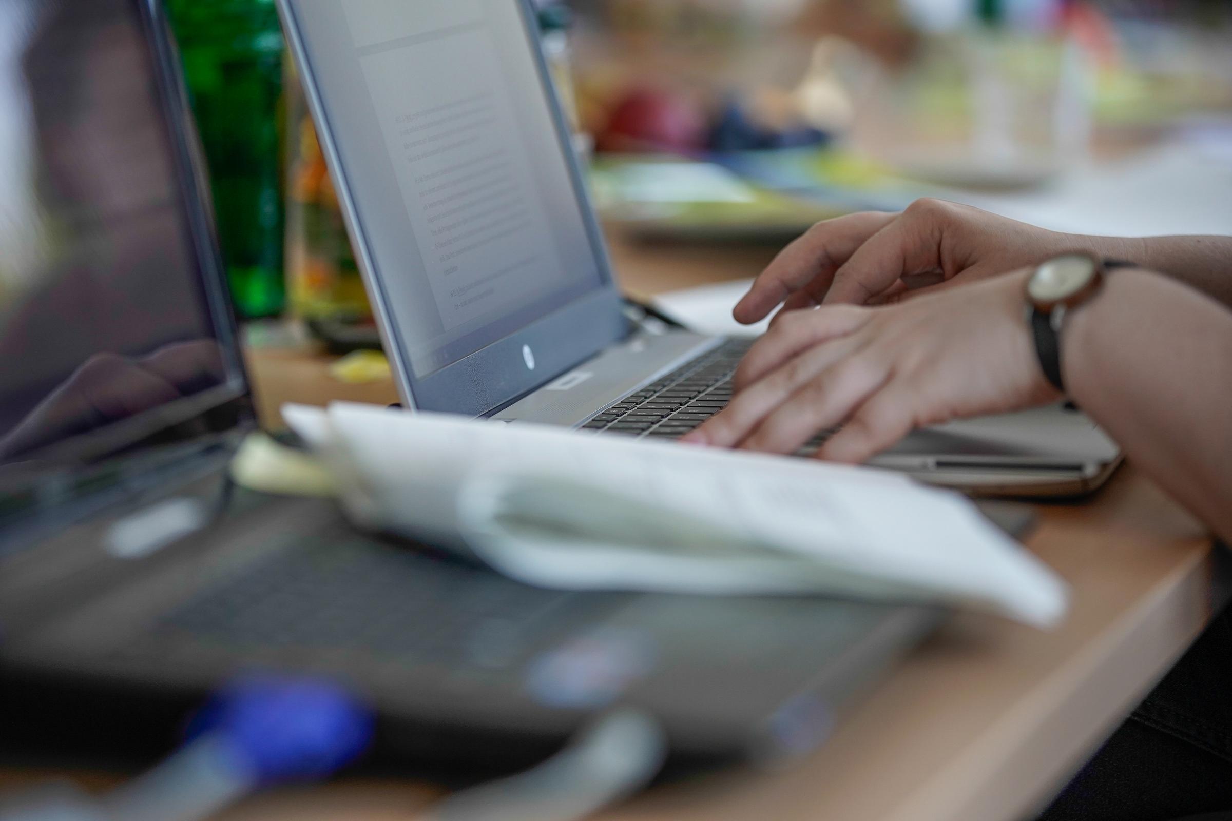 Eine Hand tippt auf der Tastatur eines Laptops (Quelle: Kindernothilfe)