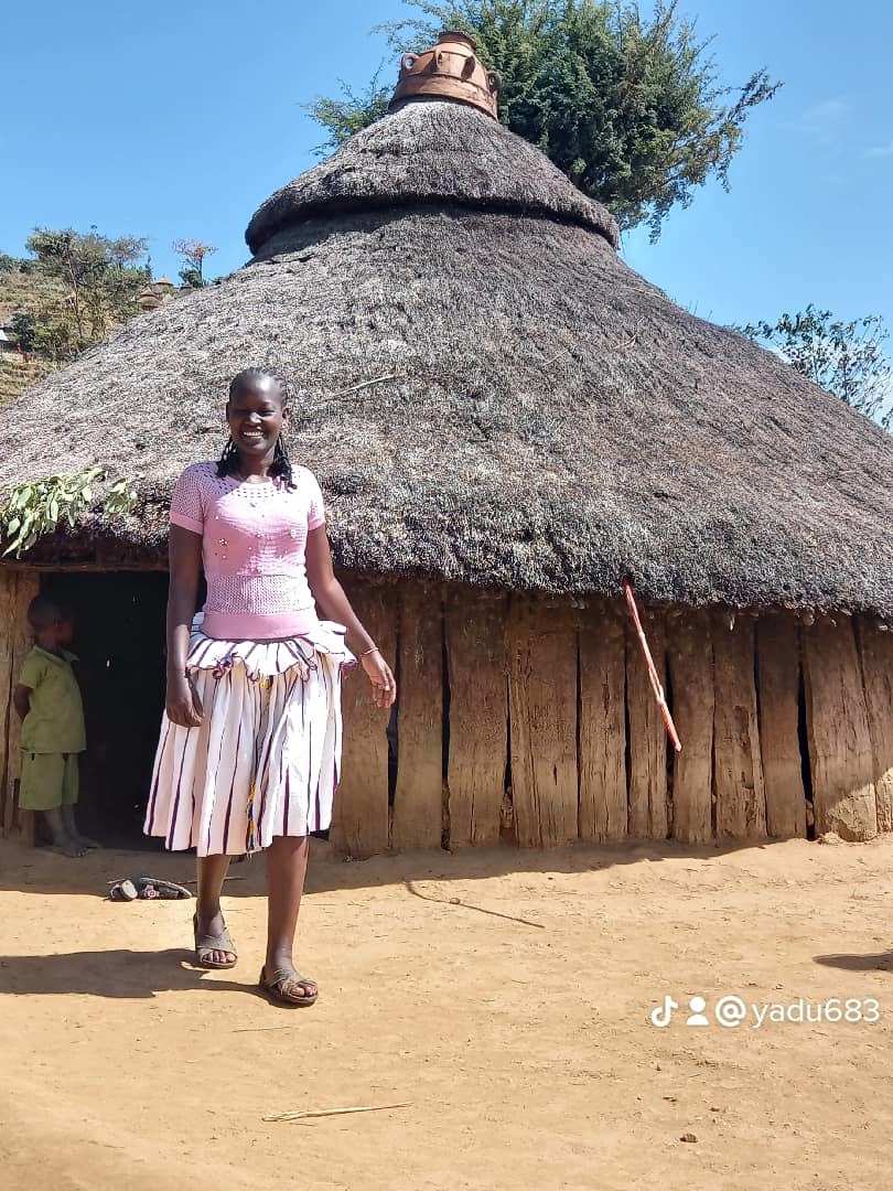 Eine junge Frau steht vor einem strohgedeckten äthiopischen Rundhaus (Quelle: privat) Eine junge Frau steht vor einem strohgedeckten äthiopischen Rundhaus (Quelle: privat)