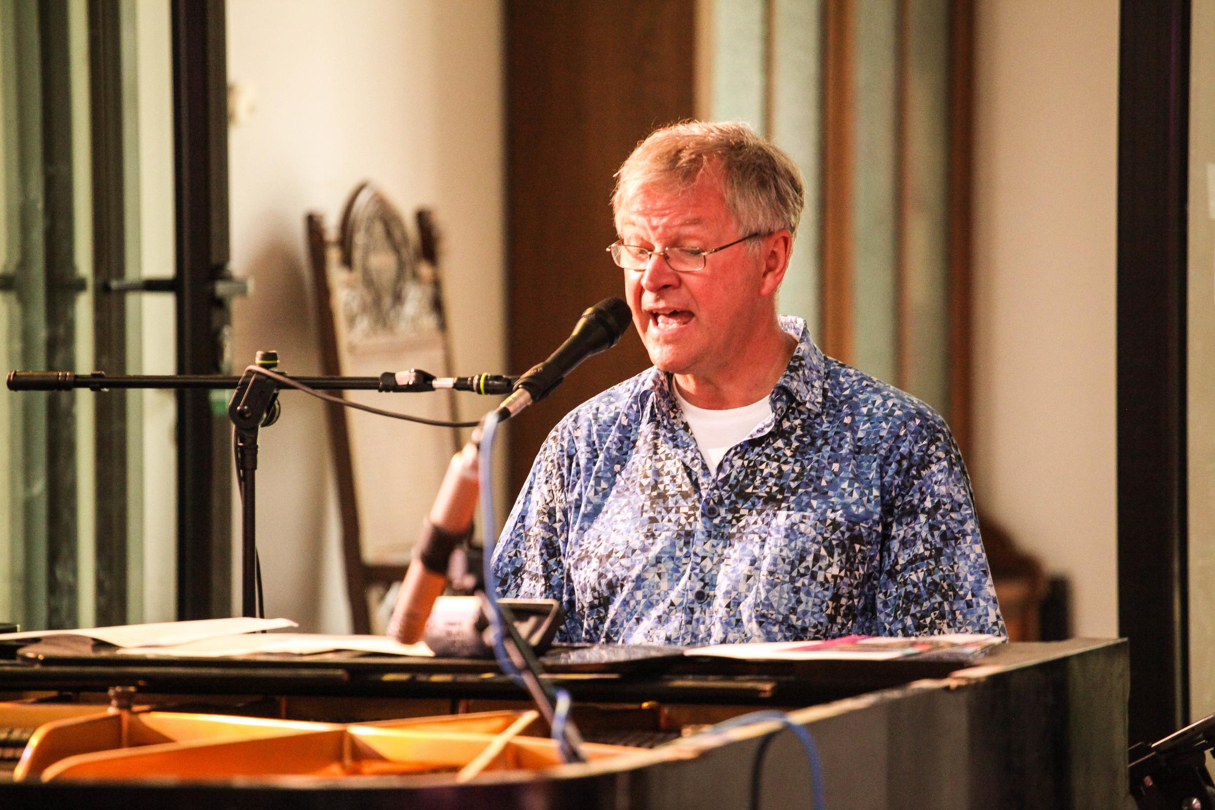 Reinhard Horn singend am Klavier (Quelle: Kindernothilfe)