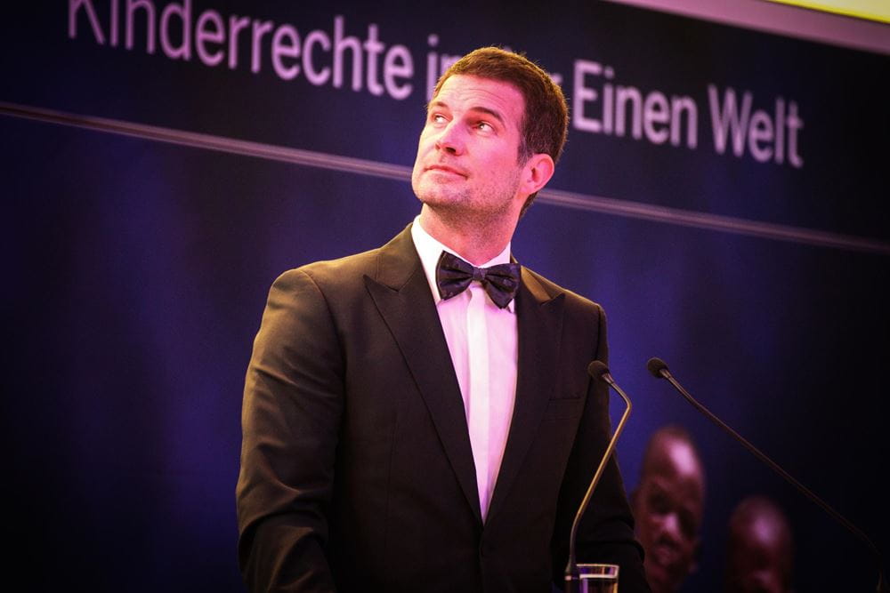 Simon Böer auf der Bühne (Quell: Kindernothilfe) Simon Böer auf der Bühne (Quell: Kindernothilfe)