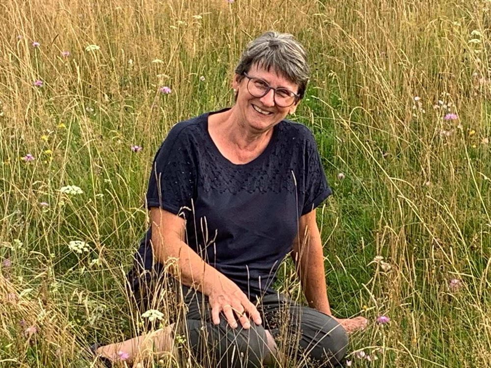 Elfriede Hellmuth - eine Frau sitzt lachend im Gras (Quelle: privat) Elfriede Hellmuth - eine Frau sitzt lachend im Gras (Quelle: privat)