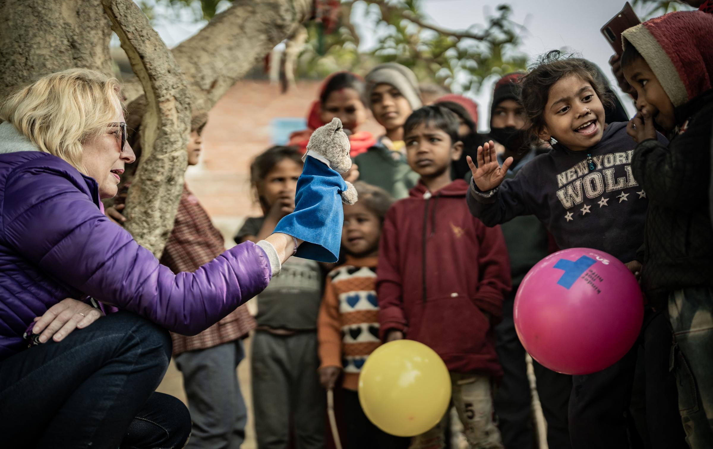 PROJEKT 31801 -  Besuch SHG Mahadev in der Schule im Dorf Chikana (Janakpur)                  Sabine Heinrich, Katrin Weidemann, Angelika Böhling und Jörg Denker besuchen Projekte der Kindernothilfe gegen Kinderarbeit und Frühverheiratung im Süden von Nepal.

Foto : Jakob Studnar /  Kindernothilfe
.
