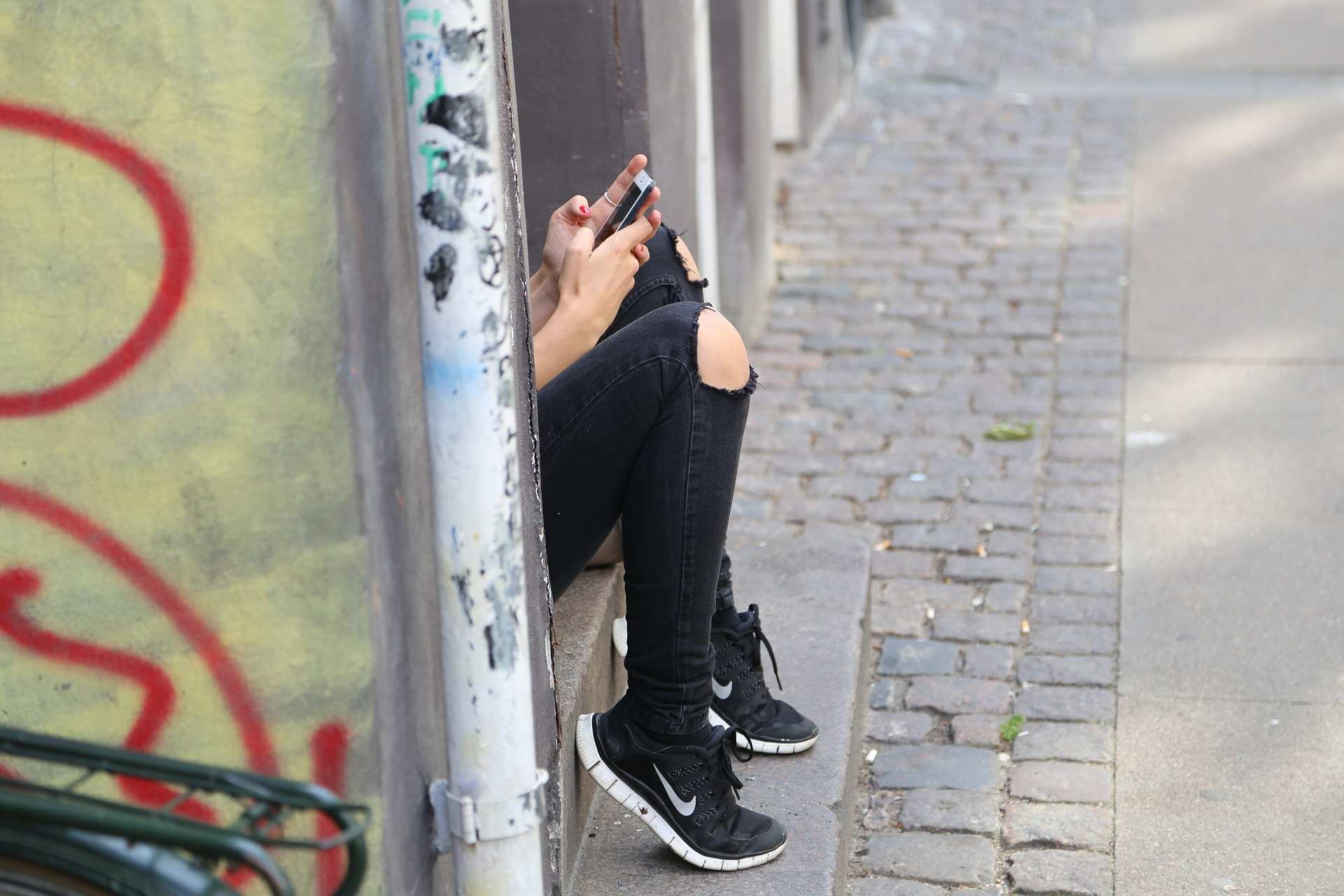 Symbolbild: Jugendliche hält ein Smartphone