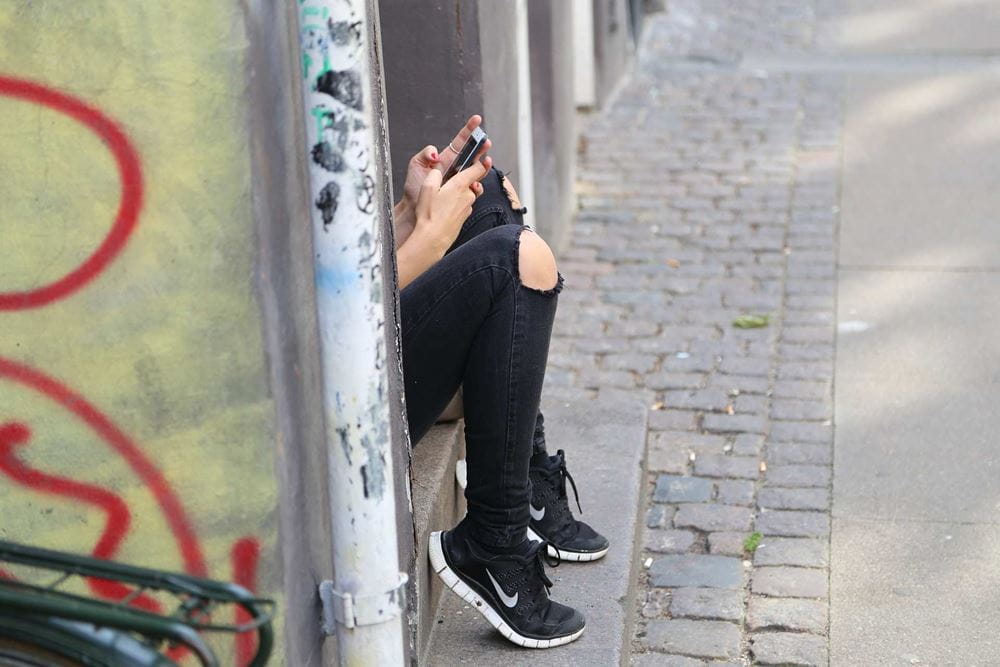 Symbolbild: Jugendliche hält ein Smartphone Symbolbild: Jugendliche hält ein Smartphone