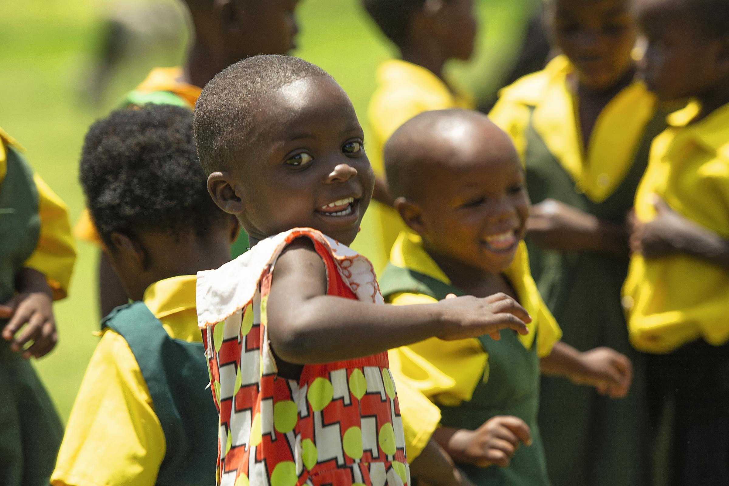 Vorschulkinder in Malawi tanzen (Quelle: Christian Nusch)