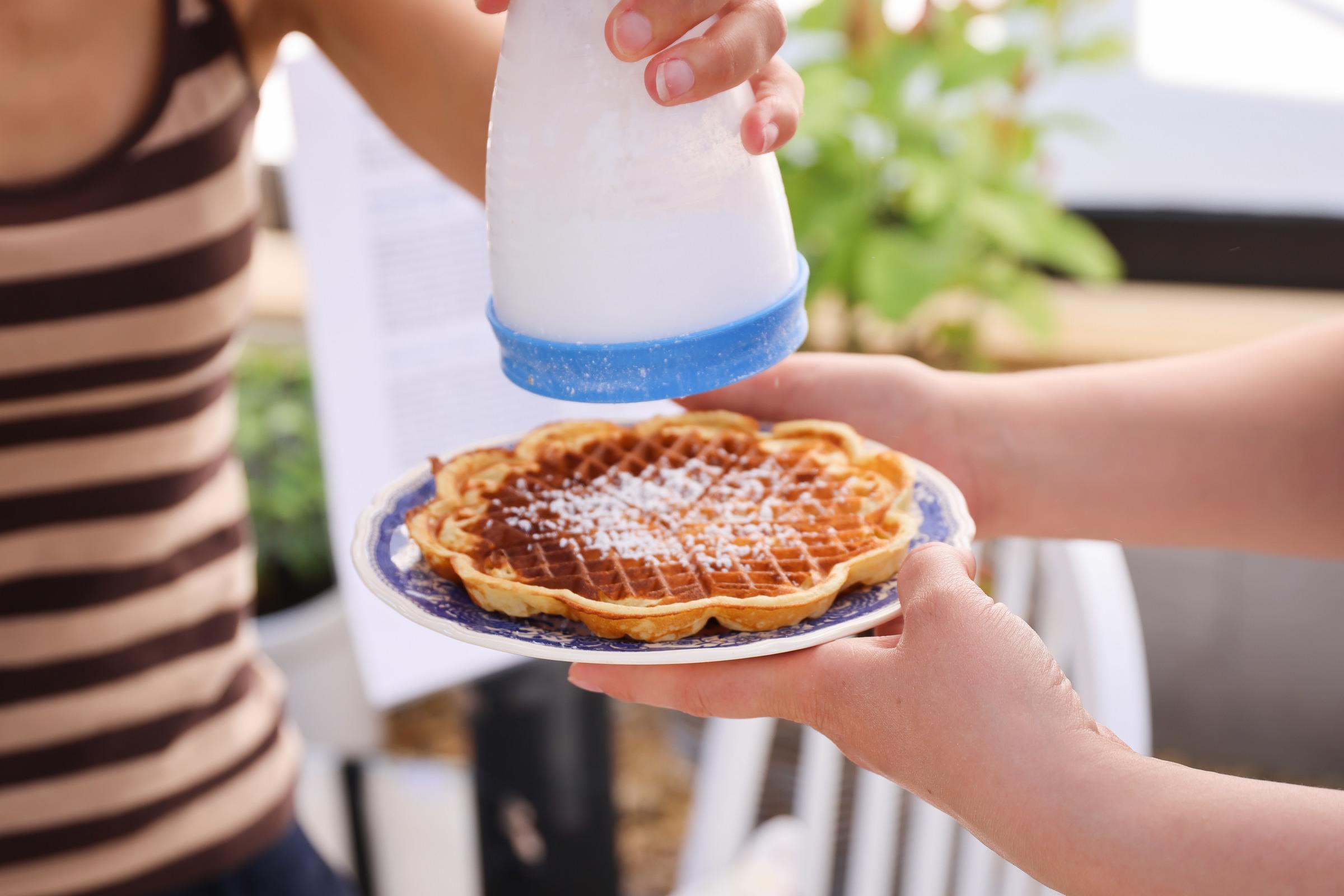 Waffeln backen und über Kinderrechte aufklären, ist eine Möglichkeit, um ohne direkt Geld zu spenden, auch zu helfen (Quelle: Ludwig Grunewald)