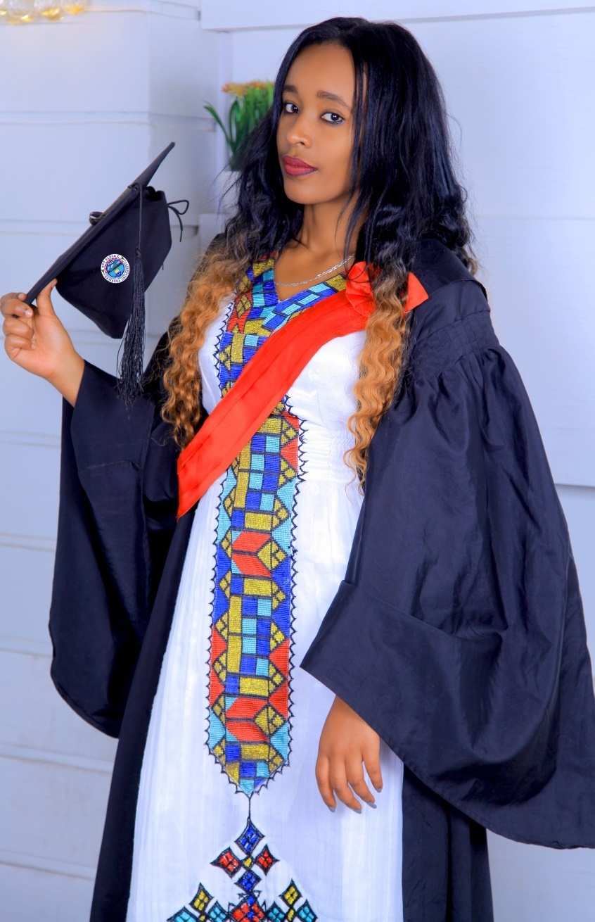 Eine äthiopische Studentin mit Talar und Doktorhut in der Hand bei der Abschlussfeier an der Universität (Quelle: privat) Eine äthiopische Studentin mit Talar und Doktorhut in der Hand bei der Abschlussfeier an der Universität (Quelle: privat)