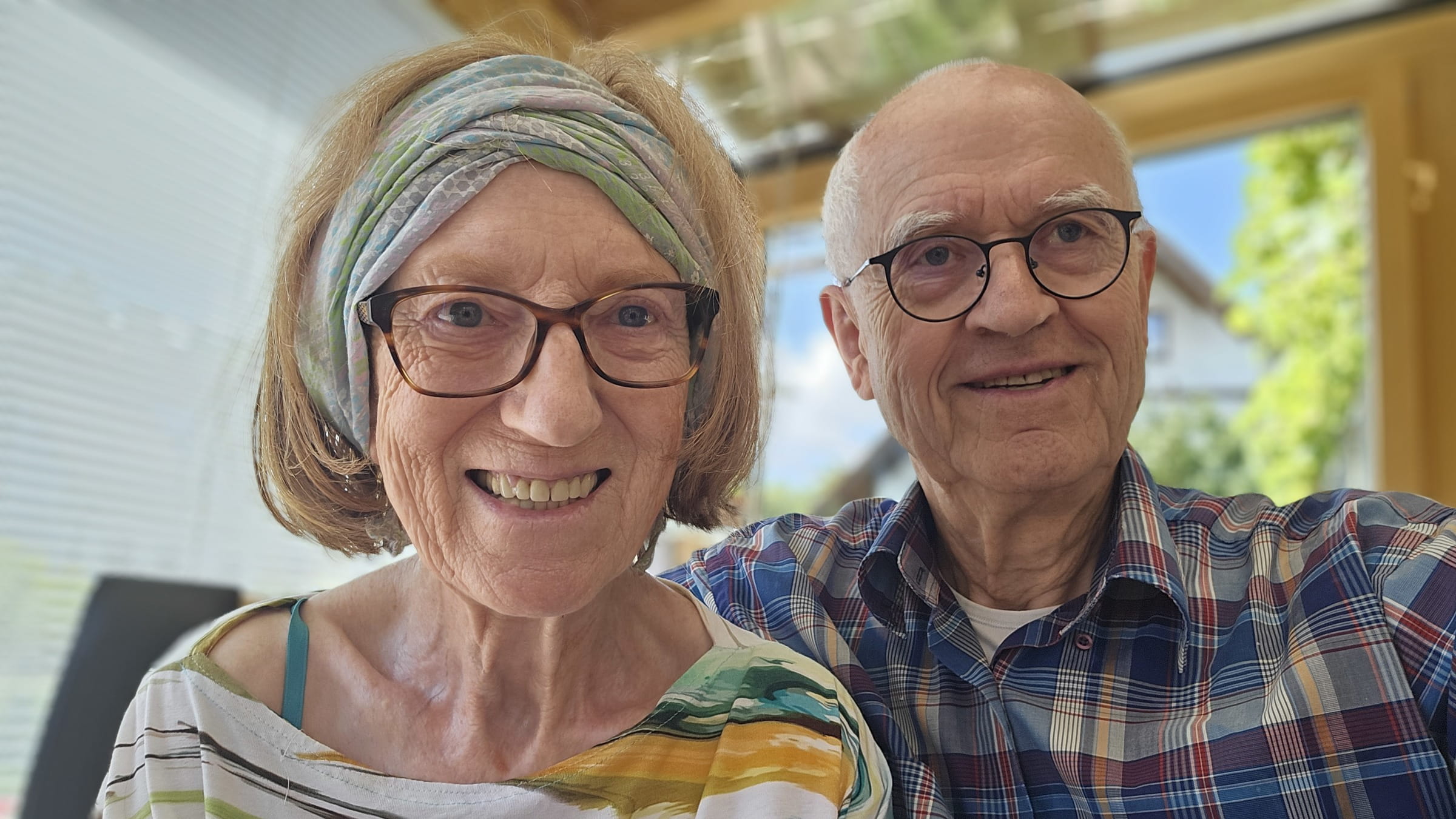 Ein Ehepaar blickt lächelnd in die Kamera (Quelle: privat)