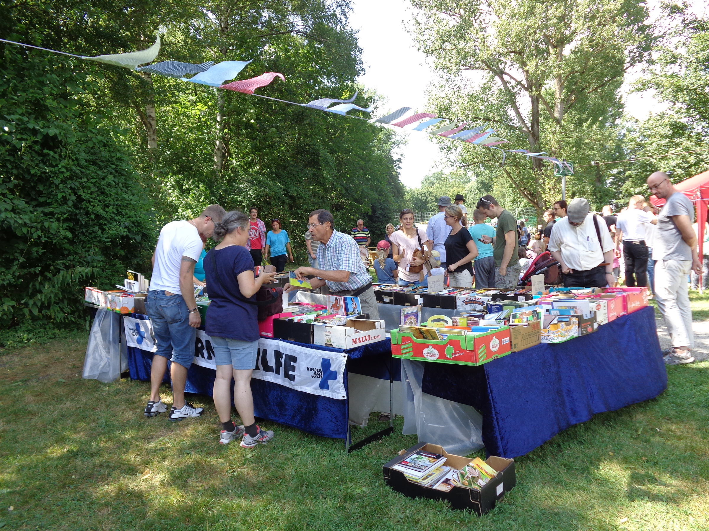 Gründungsmitglieder des Fördervereines,
Bude auf dem Augsburger Christkindlesmarkt
Bücherflohmarkt beim Lechuferfest Gründungsmitglieder des Fördervereines,
Bude auf dem Augsburger Christkindlesmarkt
Bücherflohmarkt beim Lechuferfest