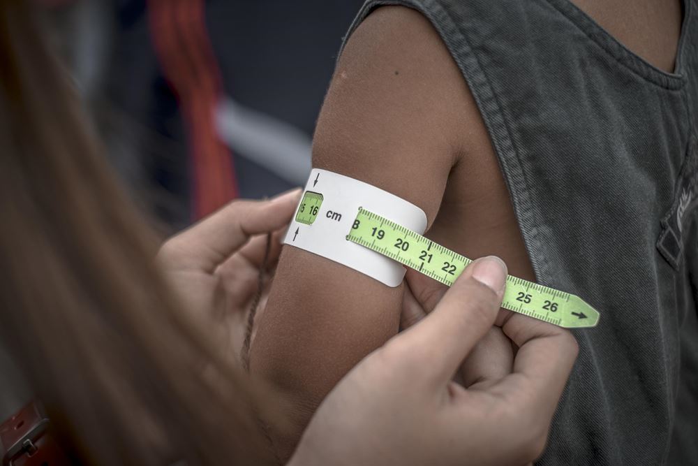Gewichtskontrolle bei einem Kind (Quelle: Jakob Studnar) Gewichtskontrolle bei einem Kind (Quelle: Jakob Studnar)