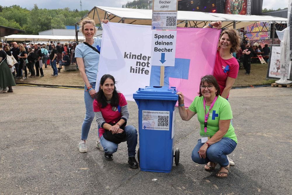 Vier Frauen auf dem Festival mit Kindernothilfe Fahne (Quelle: Ludwig Grunewald) Vier Frauen auf dem Festival mit Kindernothilfe Fahne (Quelle: Ludwig Grunewald)