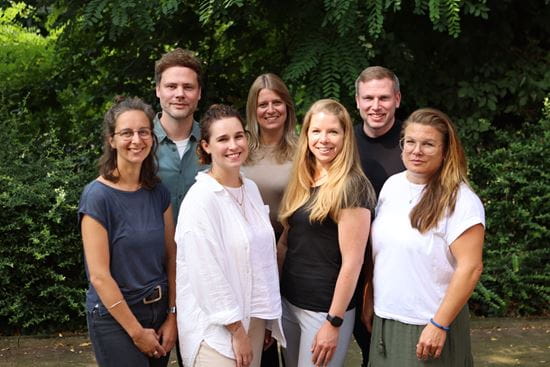 Gruppenbild vom Sportteam der Kindernothilfe, die sich um Kinderschutz im Sportbereich kümmern (Foto: Katharina Draub/KIndernothilfe)
