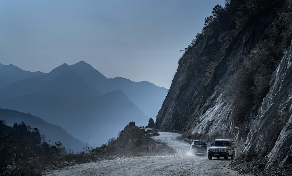 Autos auf einer Passstraße in den Bergen (Quelle: Jakob Studnar) Autos auf einer Passstraße in den Bergen (Quelle: Jakob Studnar)