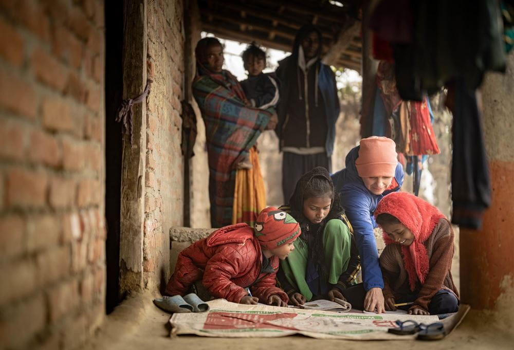 Sabine Heinrich besucht eine Familie zu Hause, die Kinder zeigen ihr ihre Schulhefte (Quelle: Jakob Studnar) Sabine Heinrich besucht eine Familie zu Hause, die Kinder zeigen ihr ihre Schulhefte (Quelle: Jakob Studnar)