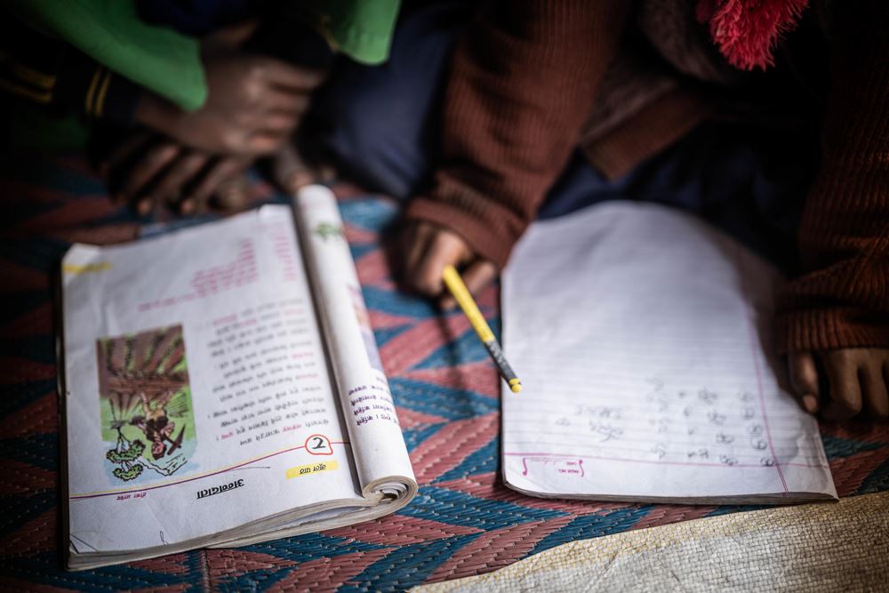 Schulbuch und Schulheft eines der Kinder von Familie Mahji (Quelle: Jakob Studnar) Schulbuch und Schulheft eines der Kinder von Familie Mahji (Quelle: Jakob Studnar)