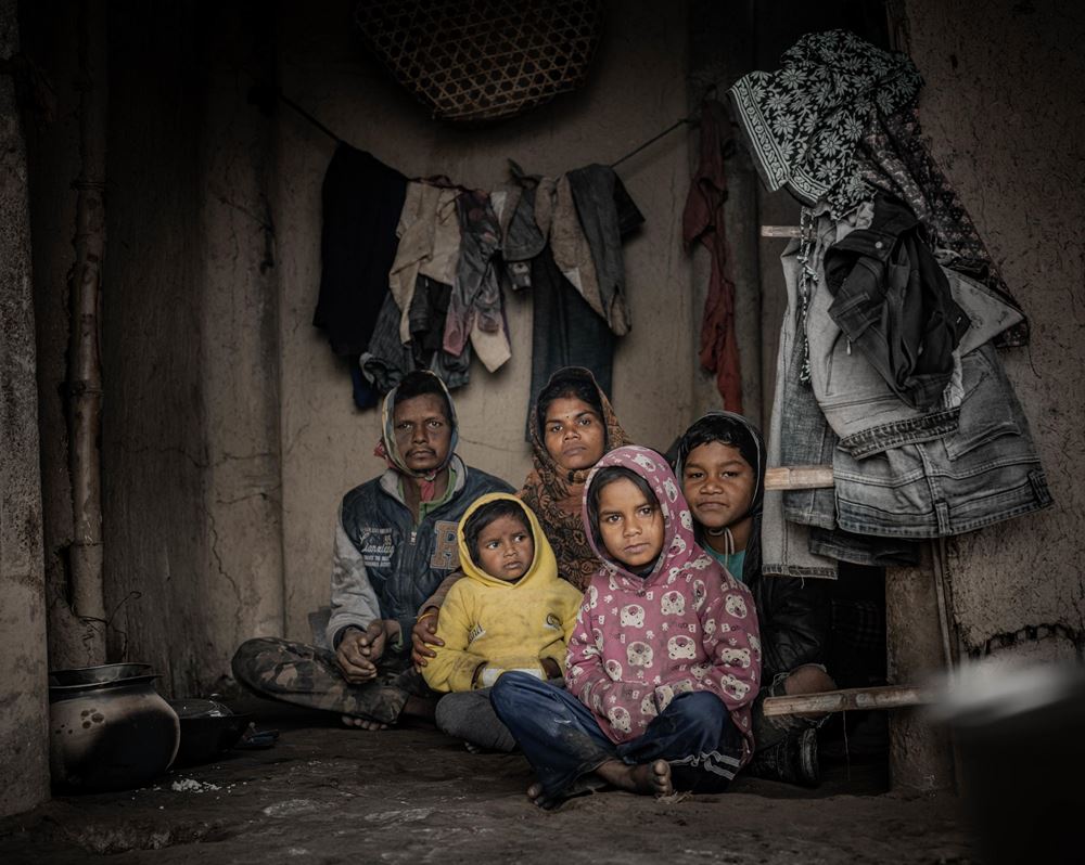 Familie Mahji, Eltern mit drei Kindern, in ihrer Hütte (Quelle: Jakob Studnar) Familie Mahji, Eltern mit drei Kindern, in ihrer Hütte (Quelle: Jakob Studnar)