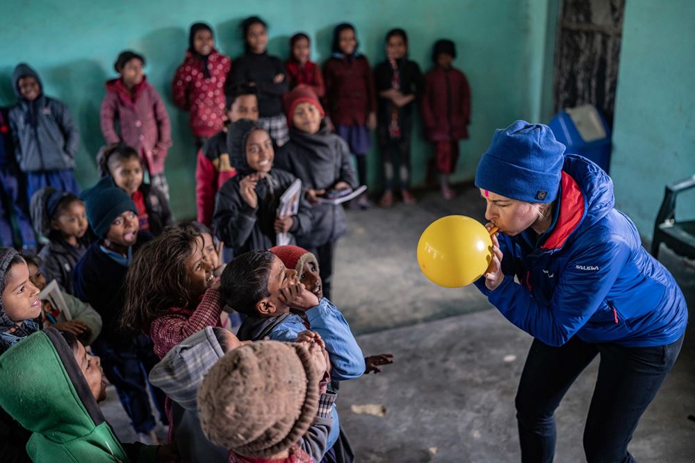 Große Begeisterung bei den Kindern, als Sabine Heinrich Luftballons aufbläst (Quelle: Jakob Studnar) Große Begeisterung bei den Kindern, als Sabine Heinrich Luftballons aufbläst (Quelle: Jakob Studnar)