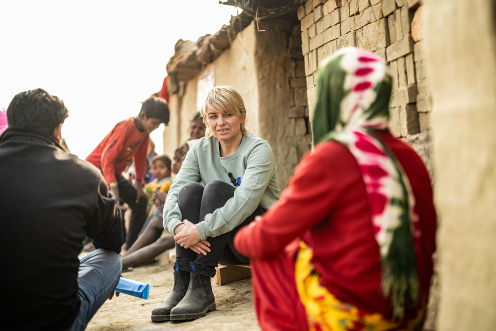 Sabine Heinrich istzt vor einem Haus auf dem Boden und spricht mit einer Frau (Quelle: Jakob Studnar) Sabine Heinrich istzt vor einem Haus auf dem Boden und spricht mit einer Frau (Quelle: Jakob Studnar)