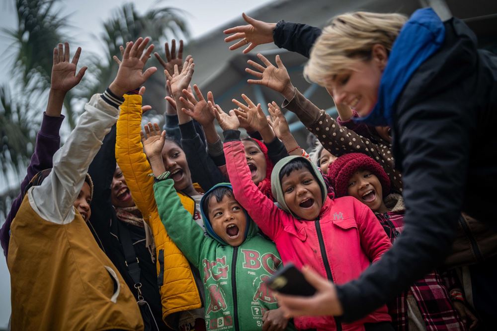 Sabine Heinrich mach ein Selfie mit einer winkenden Kindergruppe (Quelle: Jakob Studnar) Sabine Heinrich mach ein Selfie mit einer winkenden Kindergruppe (Quelle: Jakob Studnar)