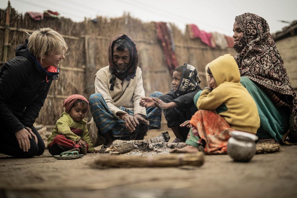 Sabine Heinrich kniet draußen bei Afridas Familie am Feuer (Quelle: Jakob Studnar) Sabine Heinrich kniet draußen bei Afridas Familie am Feuer (Quelle: Jakob Studnar)