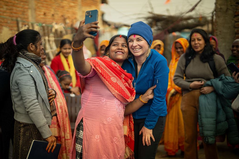 Eine Frau macht mit Sabine Heinrich ein Selfie, andere stehend lachend drumherum (Quelle: Jakob Studnar) Eine Frau macht mit Sabine Heinrich ein Selfie, andere stehend lachend drumherum (Quelle: Jakob Studnar)