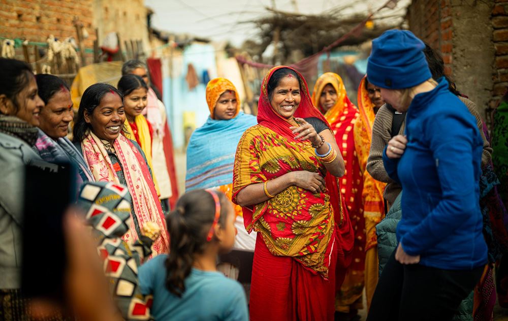 Sabine Heinrich steht vor einer Gruppe lachender Frauen (Quelle: Jakob Studnar) Sabine Heinrich steht vor einer Gruppe lachender Frauen (Quelle: Jakob Studnar)