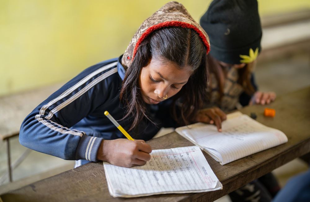 Ein Mädchen schreibt in ein Schulheft (Quelle: Jakob Studnar) Ein Mädchen schreibt in ein Schulheft (Quelle: Jakob Studnar)