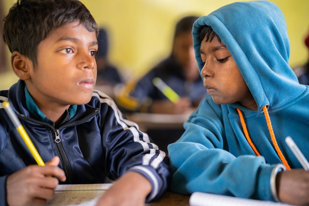 Zwei Jungen sitzen nebeneinander in einem Klassenzimmer - einer versucht zu sehen, was der andere geschrieben hat (Quelle: Jakob Studnar) Zwei Jungen sitzen nebeneinander in einem Klassenzimmer - einer versucht zu sehen, was der andere geschrieben hat (Quelle: Jakob Studnar)
