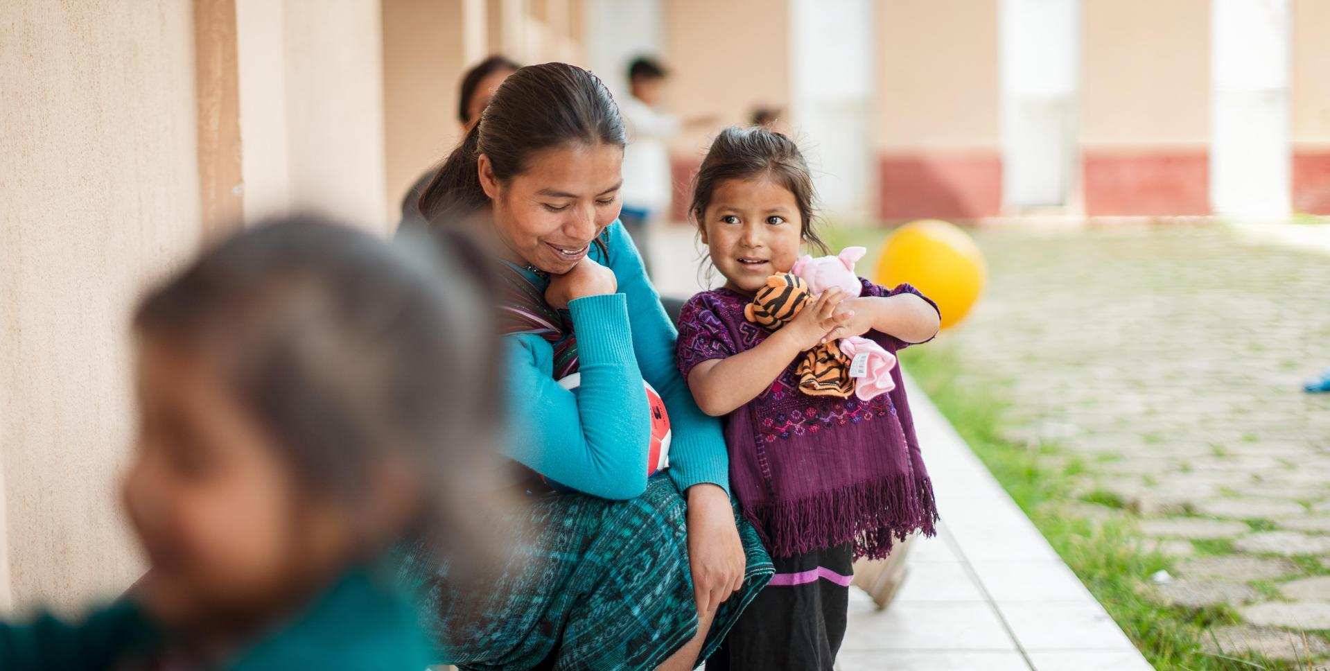 Mutter mit Tochter in Guatemala. (Foto: Jakob Studnar)