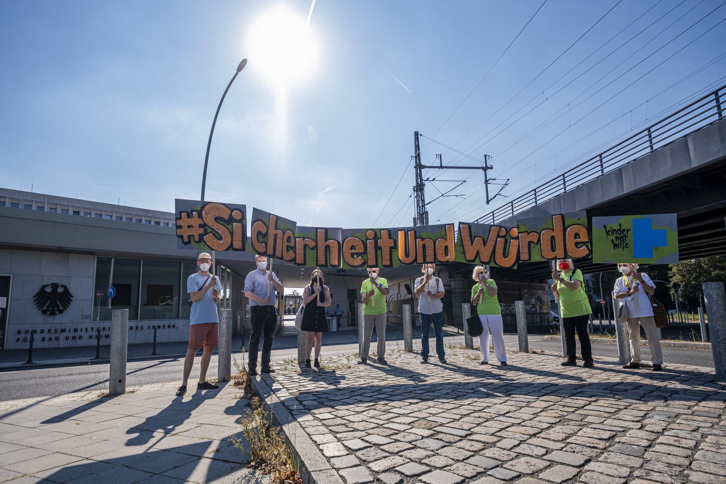 Aktion vor dem BMI in Berlin: Hand in Hand für Menschenrechte (Quelle: Kindernothilfe)