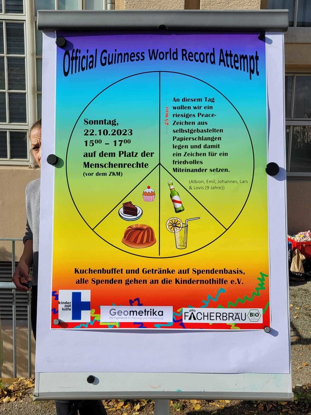 Plakat in Regenbogenfarben mit dem Hinweis, dass es sich bei der Aktion um einen offiziellen Weltrekordversuch handelt (Quelle: privat) Plakat in Regenbogenfarben mit dem Hinweis, dass es sich bei der Aktion um einen offiziellen Weltrekordversuch handelt (Quelle: privat)
