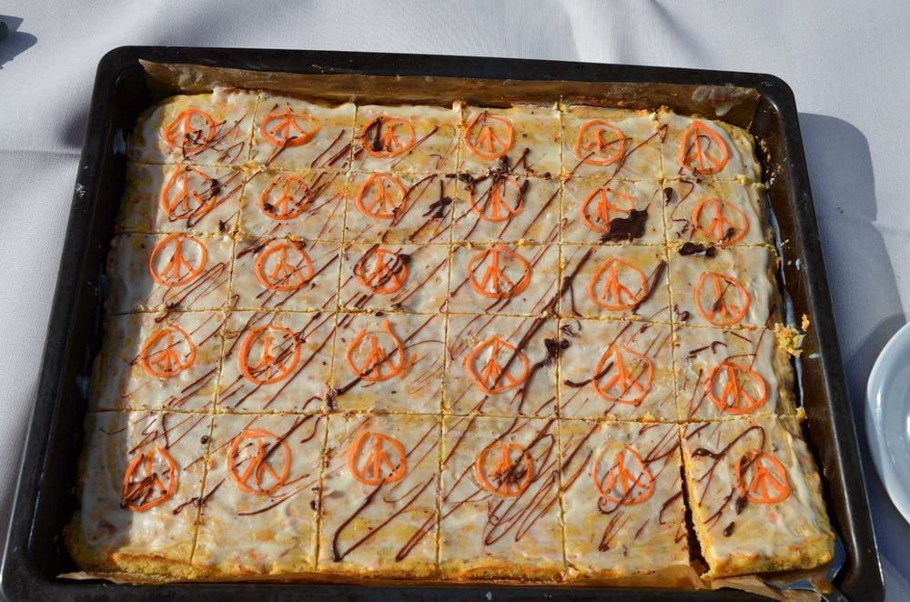 Blechkuchen, verziert mit orange-farbenen Peace-Zeichen (Quelle: privat) Blechkuchen, verziert mit orange-farbenen Peace-Zeichen (Quelle: privat)