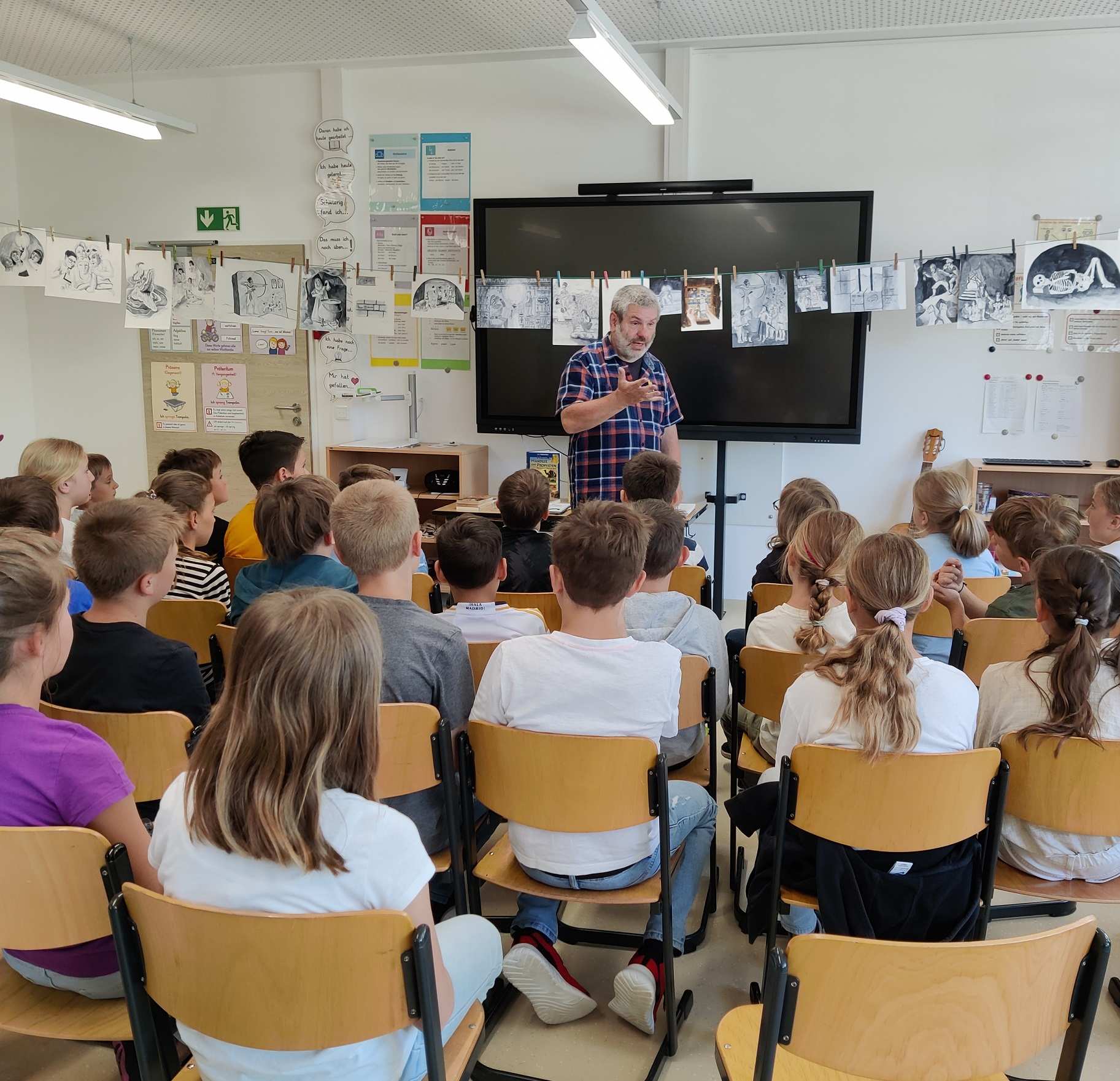 Ein Lehrer steht vor einer Klasse (Quelle: privat) Ein Lehrer steht vor einer Klasse (Quelle: privat)