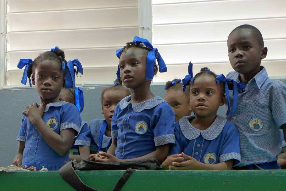 Schülerinnen in blauer Schuluniform in Haiti (Quelle: Kindernothilfe) Schülerinnen in blauer Schuluniform in Haiti (Quelle: Kindernothilfe)