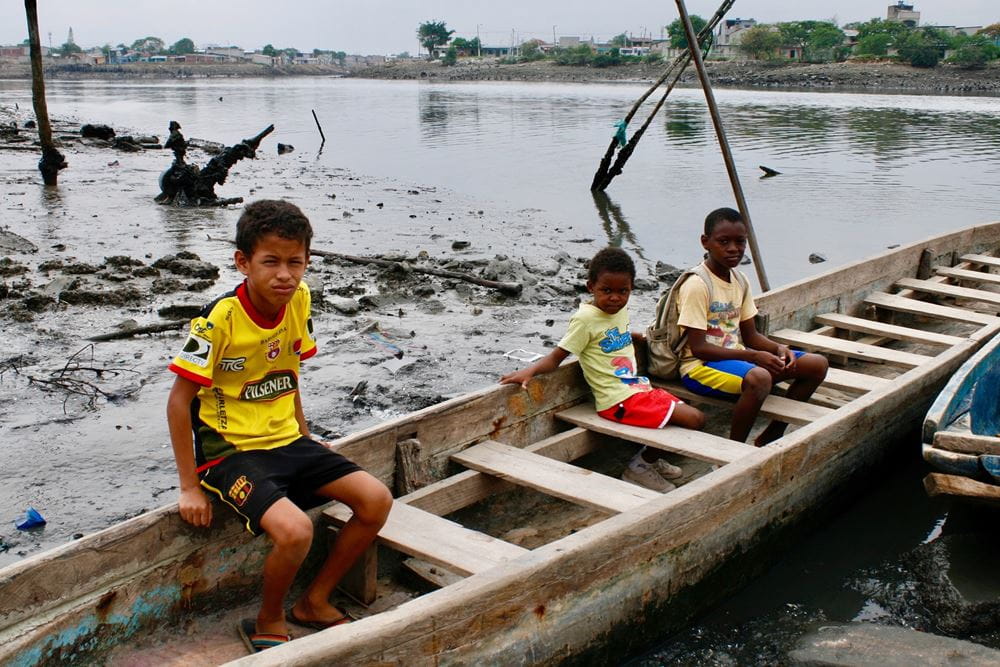 Kinder aus Isla Trinitaria warten in einem Boot darauf, einen der Brackwasserarme des Río Guayas zu überqueren, um von der Schule nach Hause zu kommen (Foto: Jürgen Schübelin) Kinder aus Isla Trinitaria warten in einem Boot darauf, einen der Brackwasserarme des Río Guayas zu überqueren, um von der Schule nach Hause zu kommen (Foto: Jürgen Schübelin)