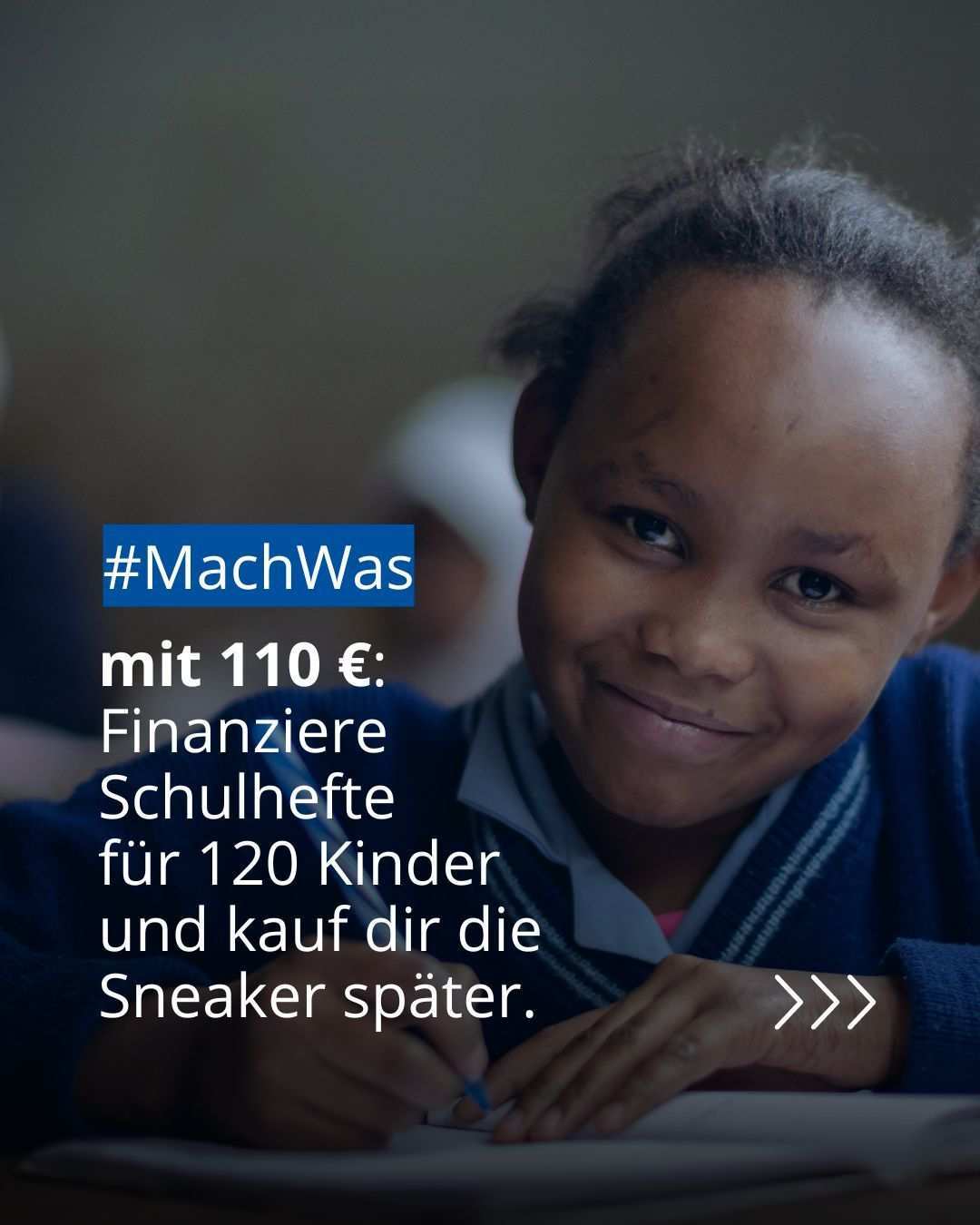 Ein Mädchen schaut in die Kamera, lächelt dabei, und schreibt etwas mit einem Stift in ein Heft. (Foto: Lars Heidrich)