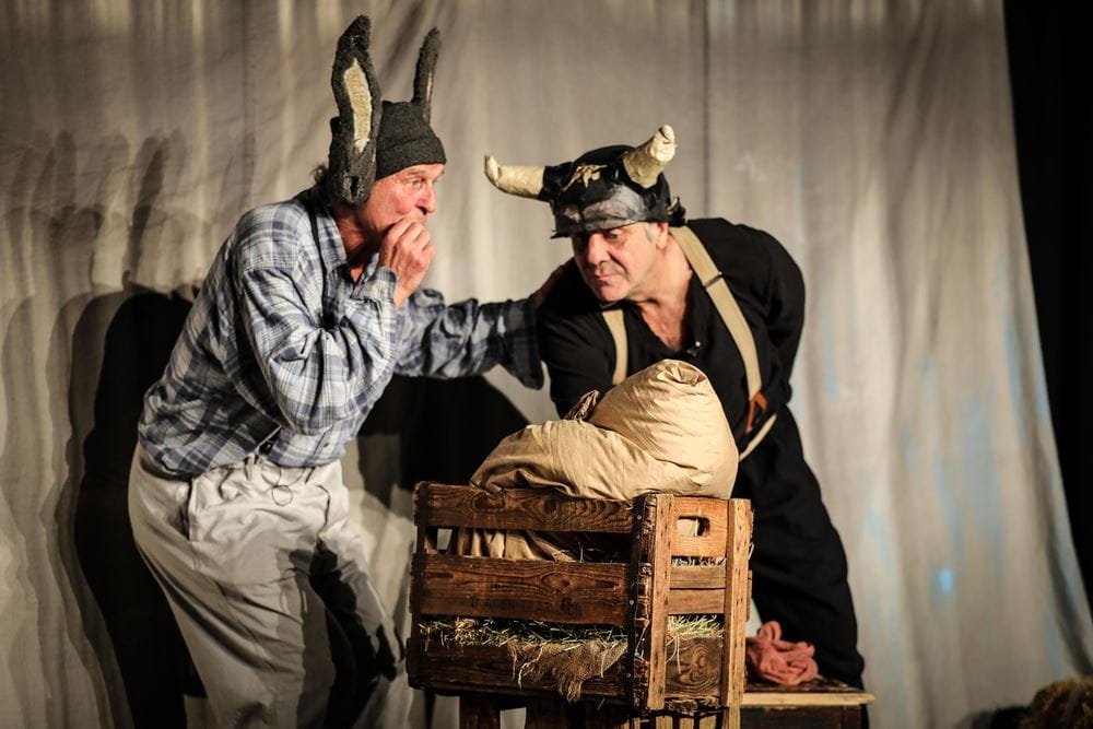 Zwei Schauspieler mit Eselsohren bzw. Hörnern stehen hinter einer Krippe (Quelle: Ralf Krämer) Zwei Schauspieler mit Eselsohren bzw. Hörnern stehen hinter einer Krippe (Quelle: Ralf Krämer)
