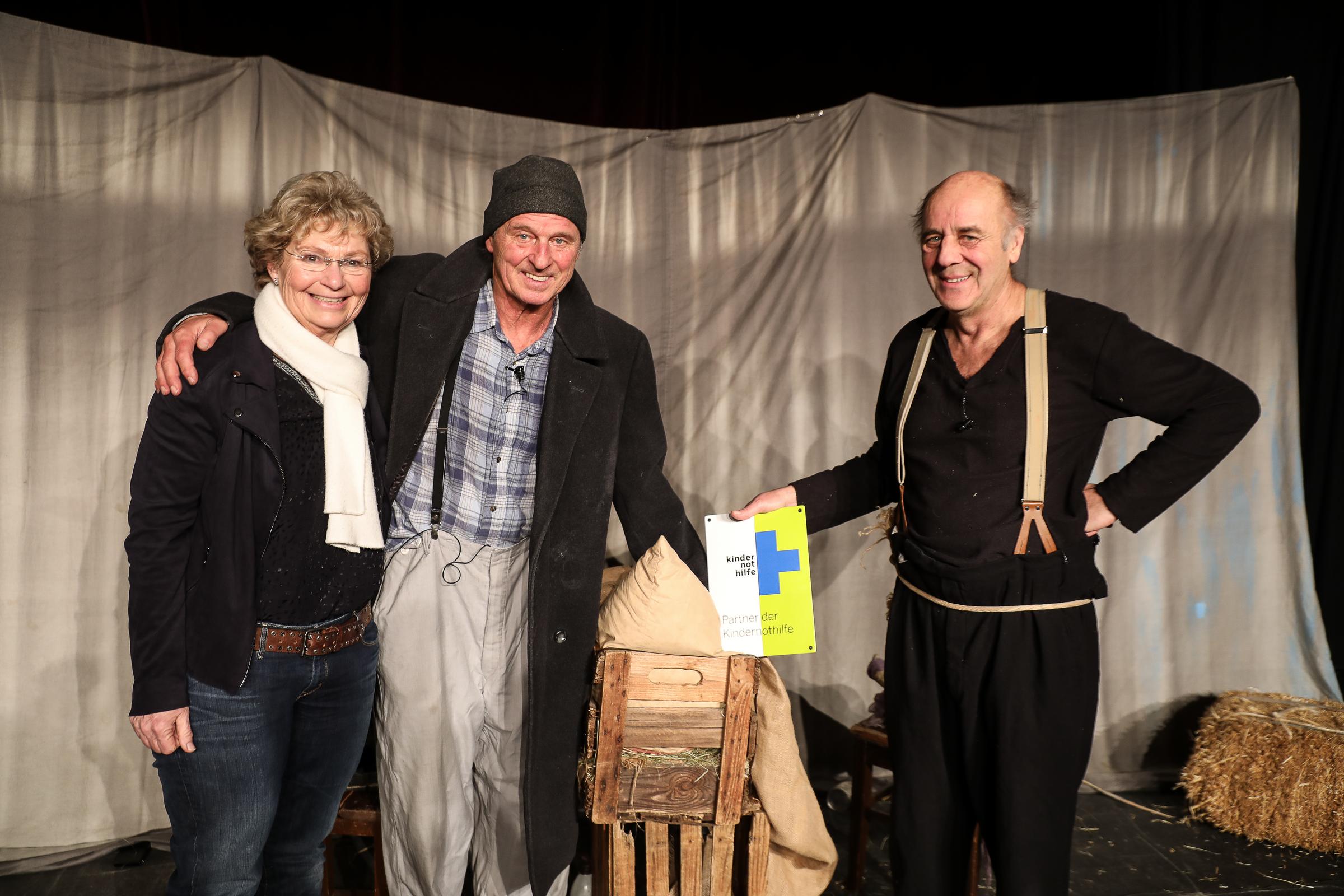 Zwei Schauspieler mit Kindernothilfe-Plakette und eine Kindernothilfe-Mitarbeiterin stehen hinter einer Krippe (Quellle: Ralf Krämer) Zwei Schauspieler mit Kindernothilfe-Plakette und eine Kindernothilfe-Mitarbeiterin stehen hinter einer Krippe (Quellle: Ralf Krämer)