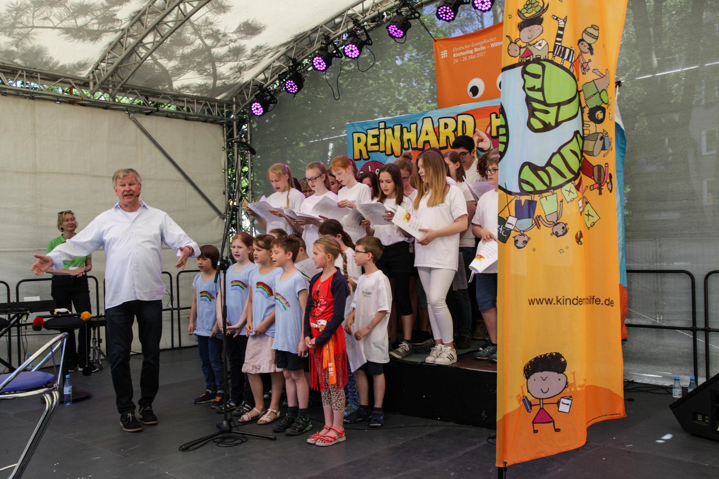 Reinhard Horn mit einem Kinderchor auf einer Kindernothilfe-Bühne (Quelle: Christian Herrmanny)