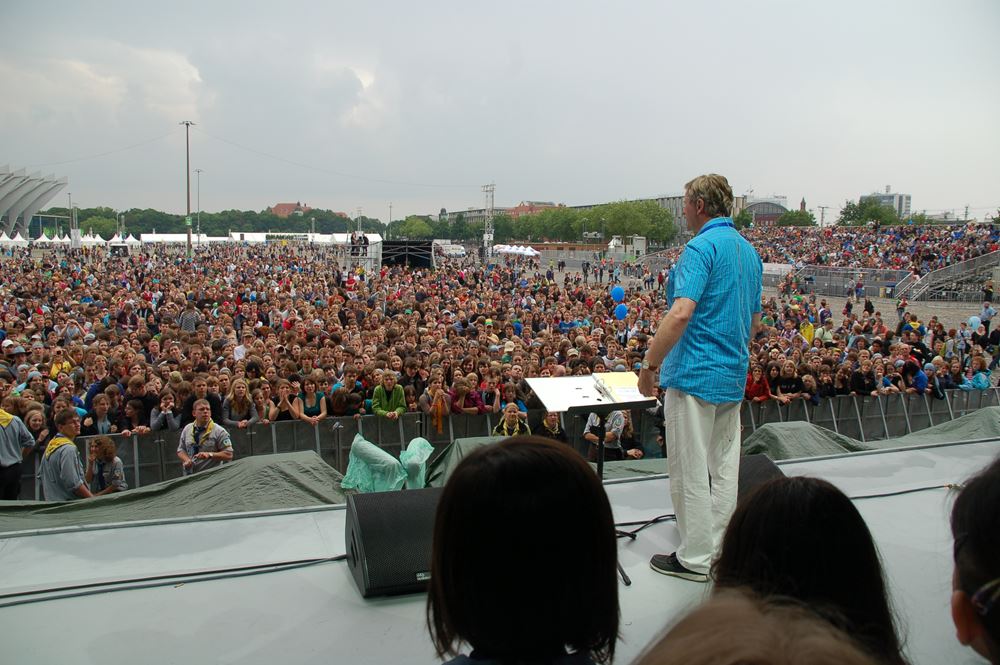 Reinhard Horn steht auf einer Bühne vor einer großen Zuschauermenge (Quelle: privat) Reinhard Horn steht auf einer Bühne vor einer großen Zuschauermenge (Quelle: privat)