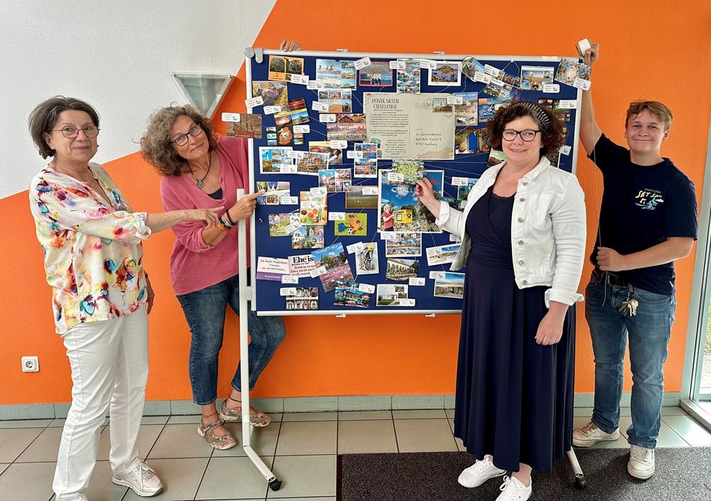 Vier Personen mit einer Tafel voller Postkarten (Quelle: privat) Vier Personen mit einer Tafel voller Postkarten (Quelle: privat)