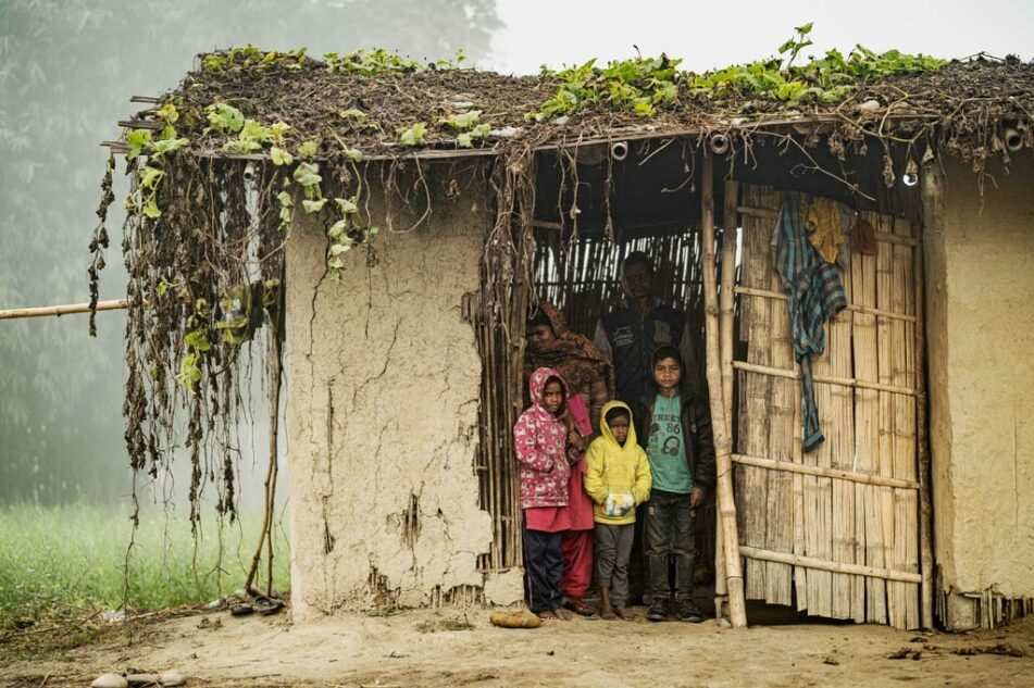 Familie mit Kindern in Nepal in kleiner Hütte. (Quelle: Kindernothilfe) Familie mit Kindern in Nepal in kleiner Hütte. (Quelle: Kindernothilfe)