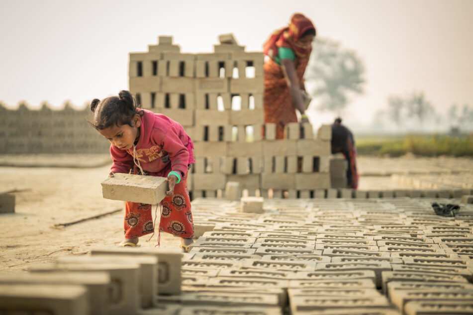 Kinderarbeit in Ziegelei in Nepal. (Quelle: Kindernothilfe)  Kinderarbeit in Ziegelei in Nepal. (Quelle: Kindernothilfe)