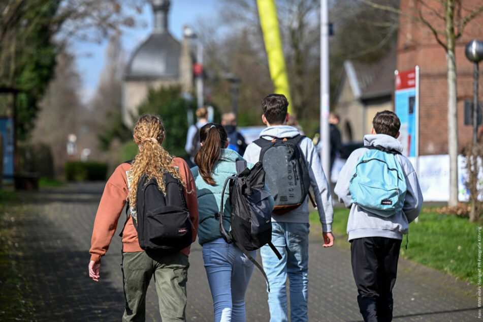 Schülerinnen und Schüler bei der Wanderung.