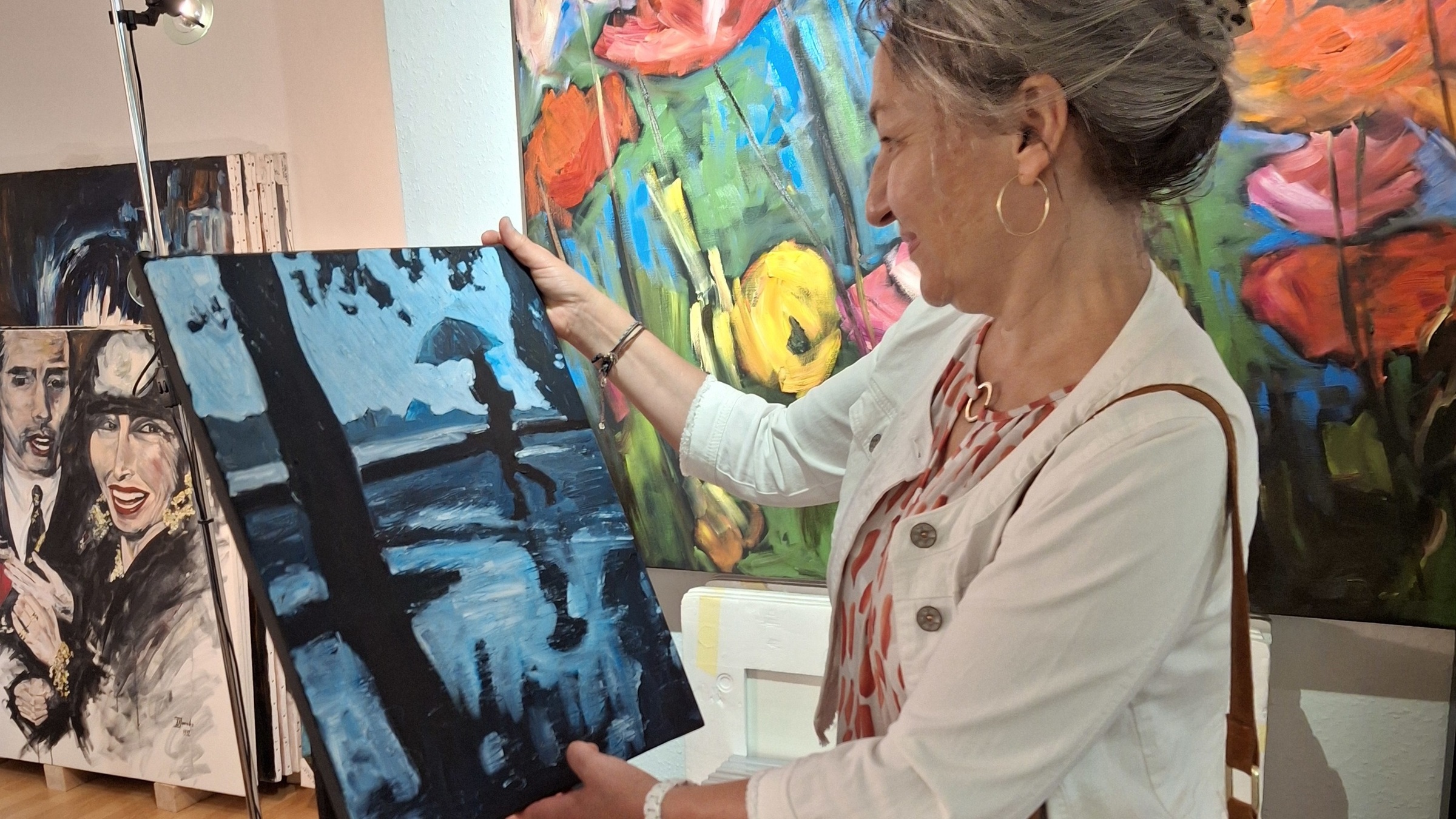 Eine Frau hält ein Landschaftsgemälde hoch (Quelle: privat) Eine Frau hält ein Landschaftsgemälde hoch (Quelle: privat)