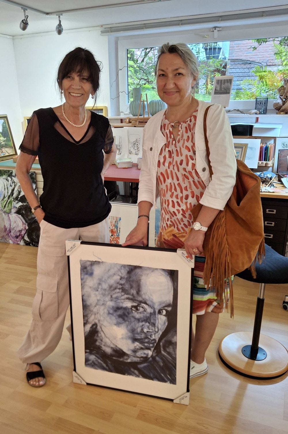 Künstlerin Dagmar Jacobs steht mit einer Kundin, die sich ein Bild ausgesucht hat, in ihrem Atelier (Quelle: privat) Künstlerin Dagmar Jacobs steht mit einer Kundin, die sich ein Bild ausgesucht hat, in ihrem Atelier (Quelle: privat)